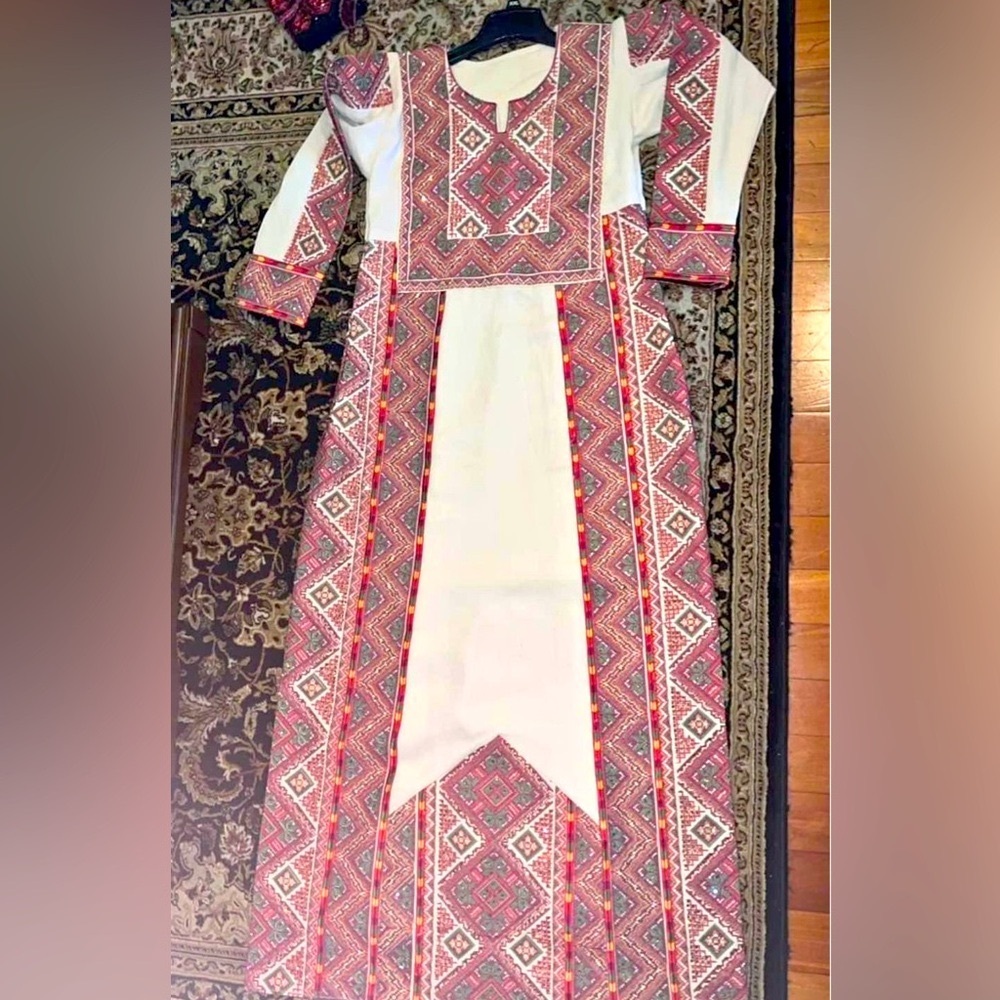 Brand new Thoub beige, and red color and comes with a scarf size M/L
